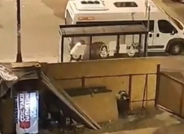 Felçli babasını sokak ortasında darbetti