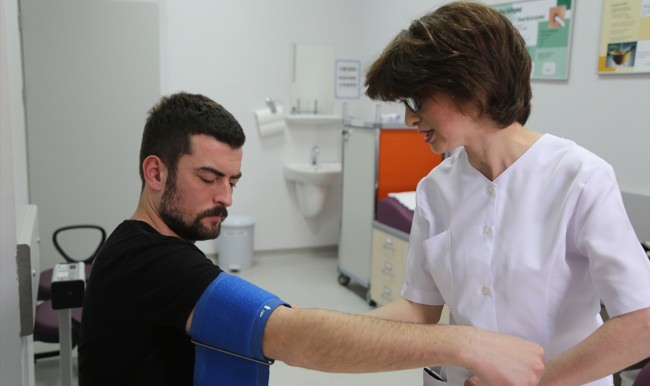 Felçli hemşire meslek aşkıyla hayata tutundu