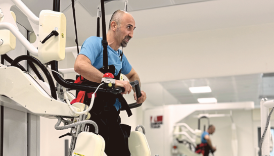 Felçliyi yürüten robot!