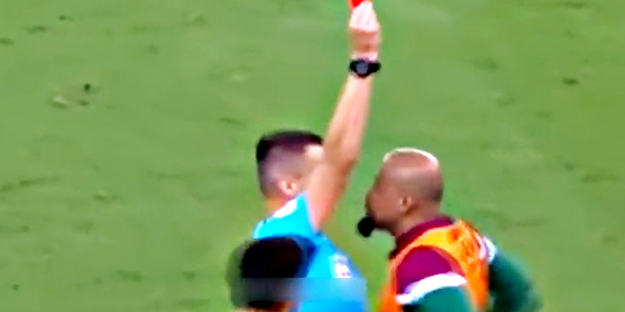 Felipe Melo çılgına döndü! O anlar kamerada... Hakemin üzerine yürüdü