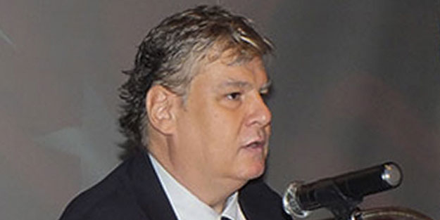 Felsefe tahsilli Profesör Öymen yazısının önemli kısmını toplumsal çatışmayı en çok körükleyen kelimelerle örmüş