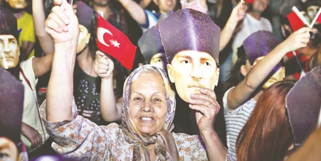 Feminaziler Muhalefet Partisi gibi çalışıyor