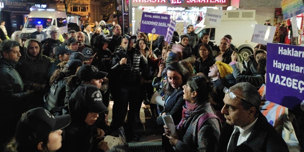Feministler yine sokakları karıştırdı!