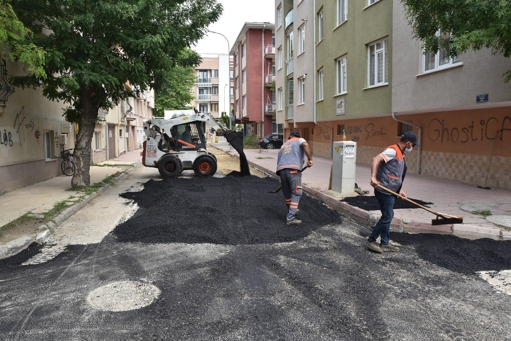 Fen İşleri yolları ve kaldırımları iyileştiriyor 