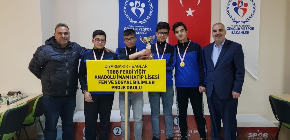 Fen liselerinin satrançta yıllardır devam eden başarısını bu kez imam hatip lisesi kazandı 