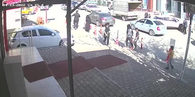 Fenalaşan kadın, otomobilin altında kalmaktan son anda kurtuldu