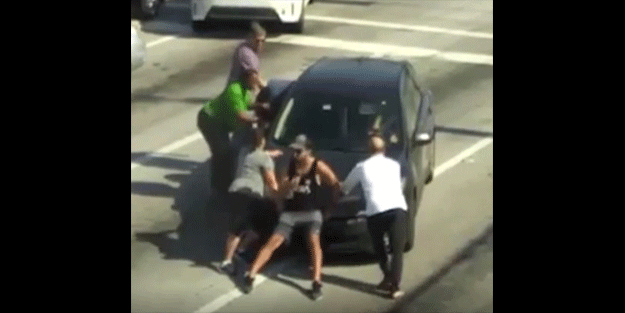 Fenalaşan sürücünün aracını vatandaşlar durdurdu! Dünya bu videoyu konuşuyor