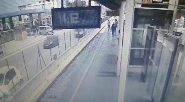 Fenalaşıp rayların üzerine düşen genç hayatını kaybetti...O anlar kamerada 