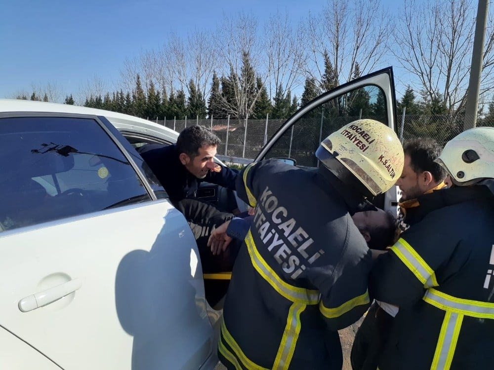 Fenalık geçiren sürücü TEM’in ortasında ölümden döndü 