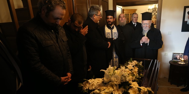 Fener Rum Patriği, ablasının Gökçeada'daki cenaze törenine katıldı