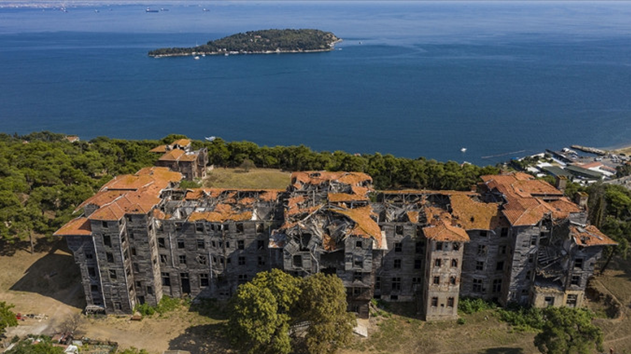 Fener Rum Patrikhanesi'nden tuhaf proje: Çürük odun yığını bina otel olacak