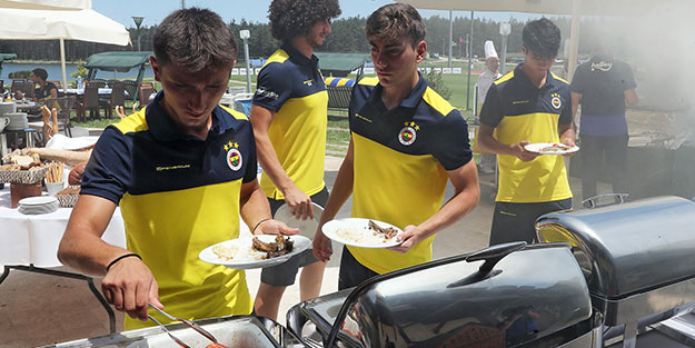 Fenerbahçe A takımı ile U-19 takımı mangal partisinde buluştu