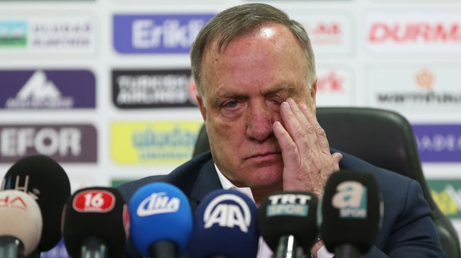 Fenerbahçe Advocaat'ın biletini kesti!