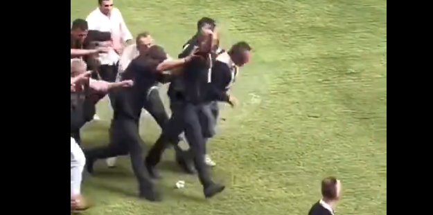 Fenerbahçe Başkanı Ali Koç’a madde yağdığı ve yere düştüğü anlar…