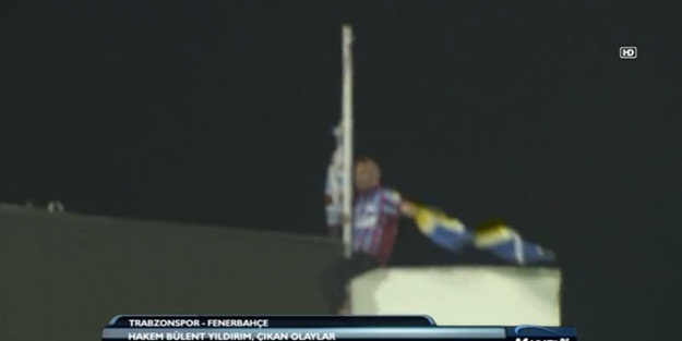 Fenerbahçe bayrağını indirip parçaladılar