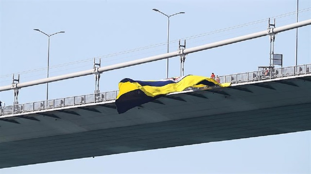 Fenerbahçe bayrağını yakanlar enselendi