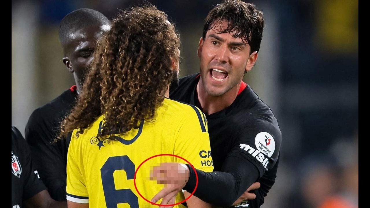 Fenerbahçe - Beşiktaş derbisine damga vurdu: Vlahovic'ten tepki çeken hareket