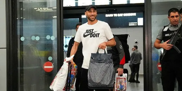 Fenerbahçe, Cenk Tosun'u resmen açıkladı