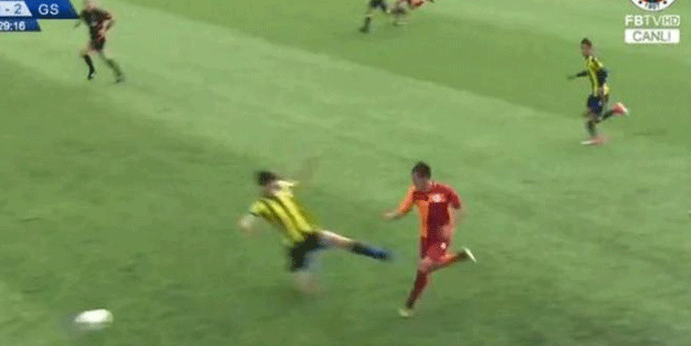 Fenerbahçe - Galatasaray derbisinde tepki çeken hareket!