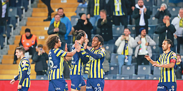 Fenerbahçe güle oynaya