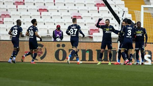 Fenerbahçe hangi futbolcular korona oldu? Fenerbahçe kimler Antalya kampına götürülmedi?