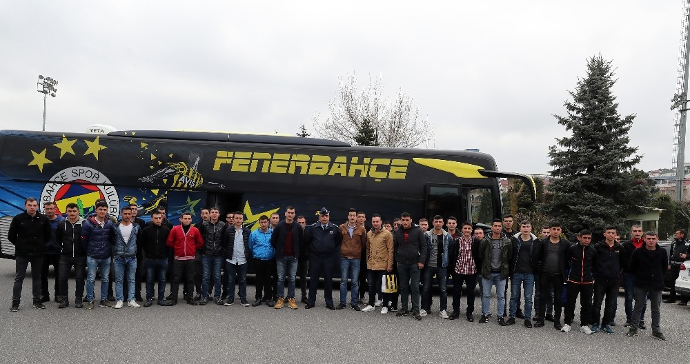Fenerbahçe idmanını subaylar takip etti 