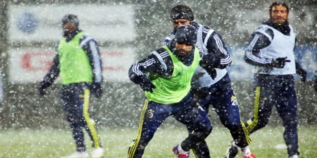 Fenerbahçe kar yağışı altında çalıştı