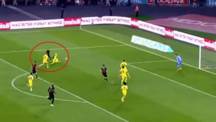 Fenerbahçe maçında Eysseric'in pozisyonu penaltı mı değil mi? Ünlü yorumcular aynı fikirde birleşti