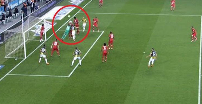 Fenerbahçe maçında tartışma çıkaracak karar!