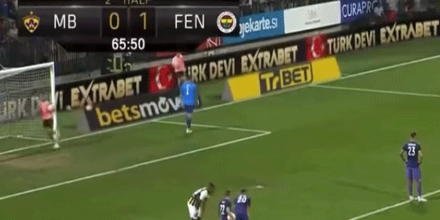 Fenerbahçe-Maribor maçında tribün kavgası arası!