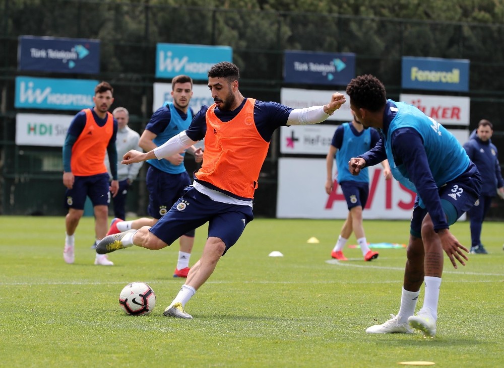 Fenerbahçe önce salonda sonra sahada çalıştı 