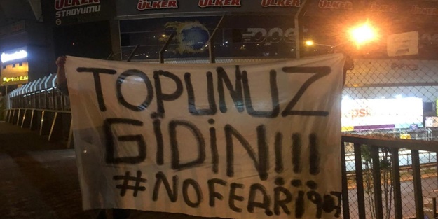 Fenerbahçe Stadı'nda Ali Koç'u şok edecek pankart!