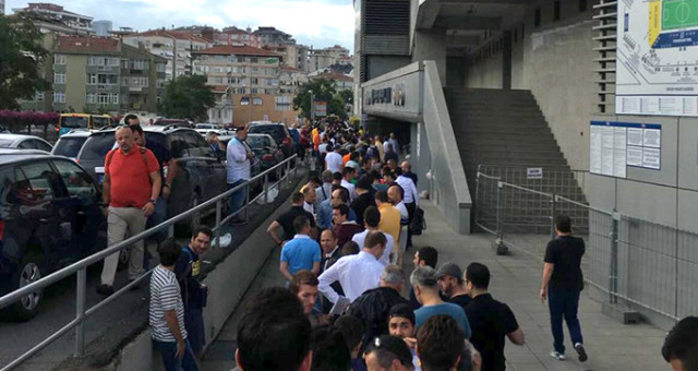 Fenerbahçe taraftarı Kadıköy'e akın etti