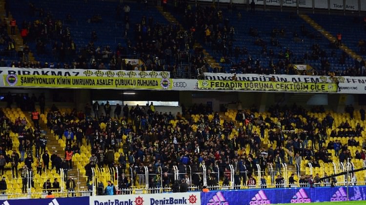 Fenerbahçe taraftarından ıslıklı protesto!