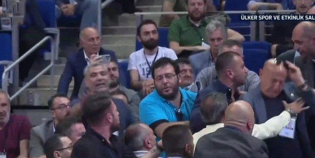 Fenerbahçe üyeleri birbirine girdi! Ali Koç konuşurken kavga çıktı