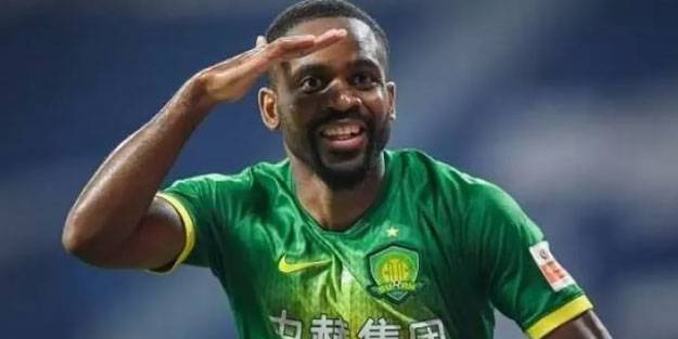 Fenerbahçe ve Galatasaray peşindeydi! İmzayı atıyor