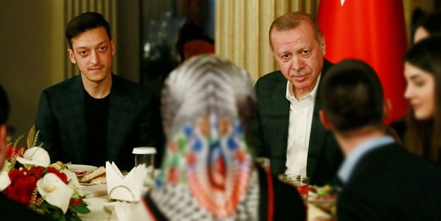 Fenerbahçe'de forma giyecek olan Mesut Özil'in ırkçı saldırılarla dolu hayatı