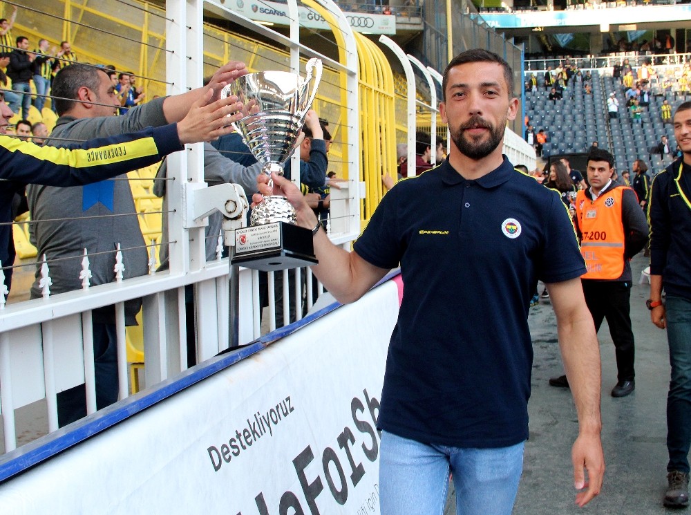 Fenerbahçe’de kupalar sergilendi 
