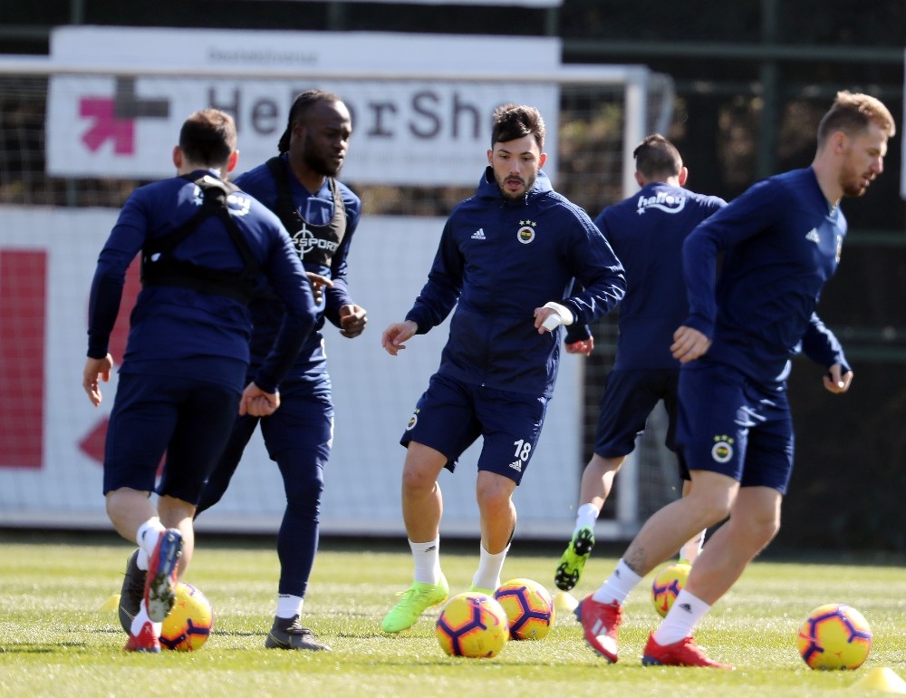 Fenerbahçe’de M. Başakşehir maçı hazırlıkları sürüyor 