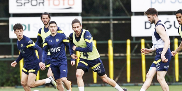 Fenerbahçe'de sıcak gelişme! Resmen duyurdular.. Karar alındı: Ünlü yıldız yola çıktı...