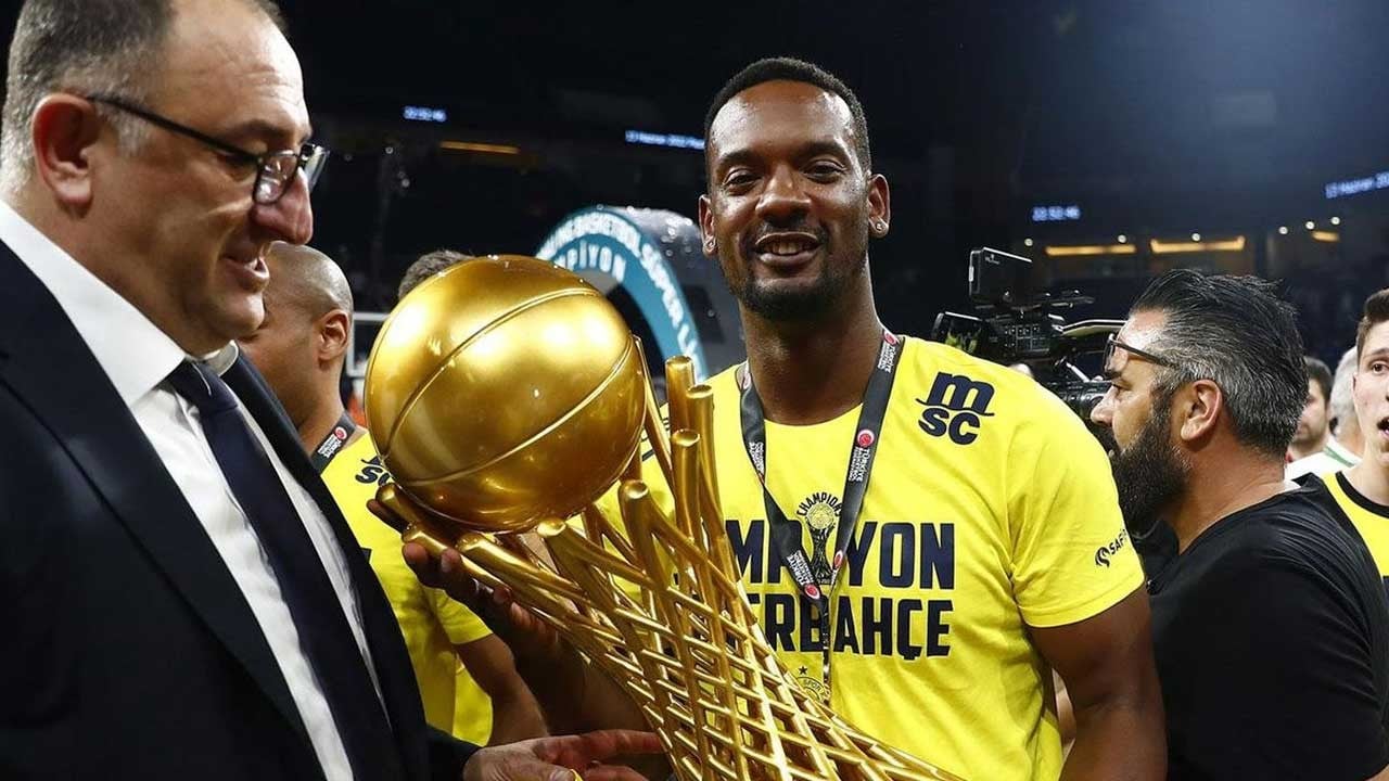 Fenerbahçe'den ayrıldı Galatasaray'a imza attı