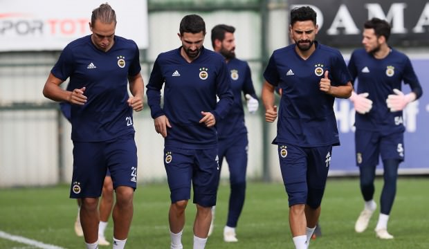 Fenerbahçe'den şaşırtan paylaşım! Phillip Cocu...