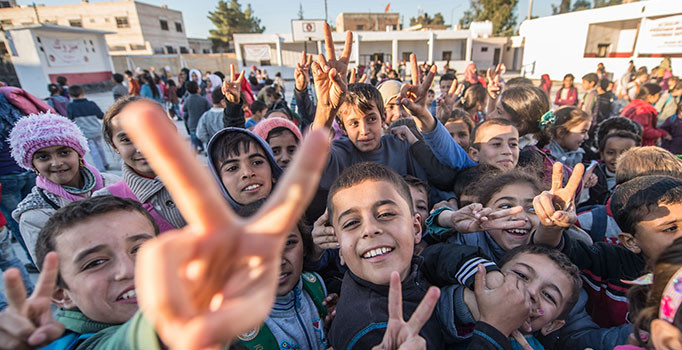 Fenerbahçeli futbolcu eşlerinden Cerabluslu çocuklara yardım eli