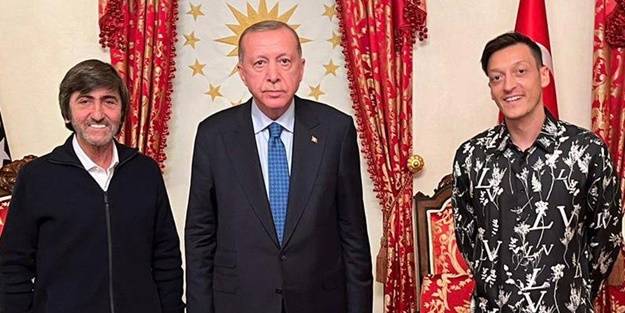 Fenerbahçeli futbolcu Mesut Özil, Cumhurbaşkanı Erdoğan'la görüştü