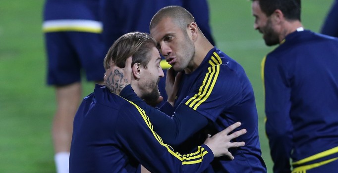 Fenerbahçeli futbolcular Caner Erkin'i yalnız bırakmadı