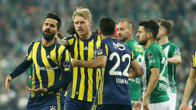 Fenerbahçeli futbolcular duvarları yumrukladı