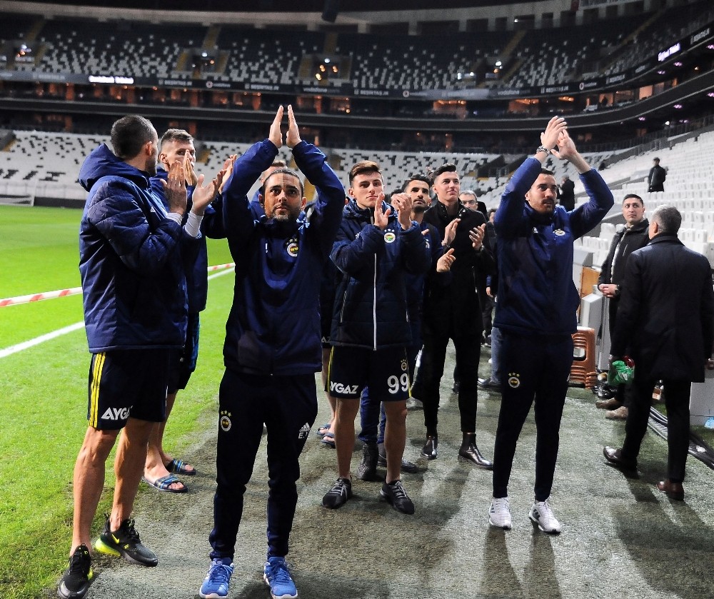 Fenerbahçeli futbolcular ikinci kez tribünleri selamladı 
