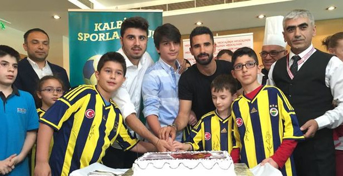 Fenerbahçeli futbolculardan anlamlı ziyaret