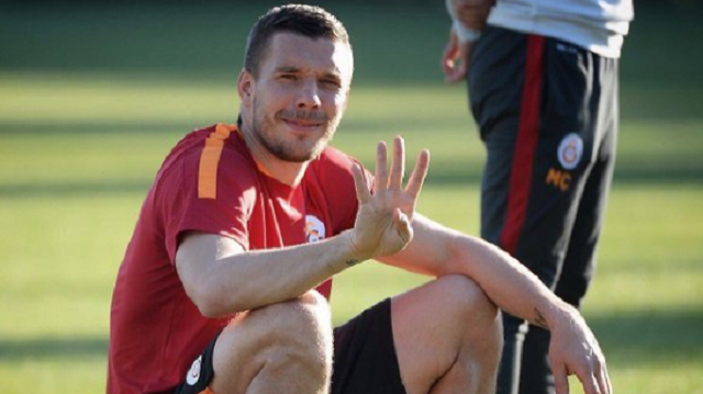 Fenerbahçeli taraftarlar Podolski'yi oyuna getirdi