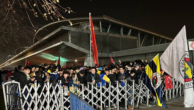 Fenerbahçeli taraftarlara Hollanda’da çirkin saldırı! Yaralılar var